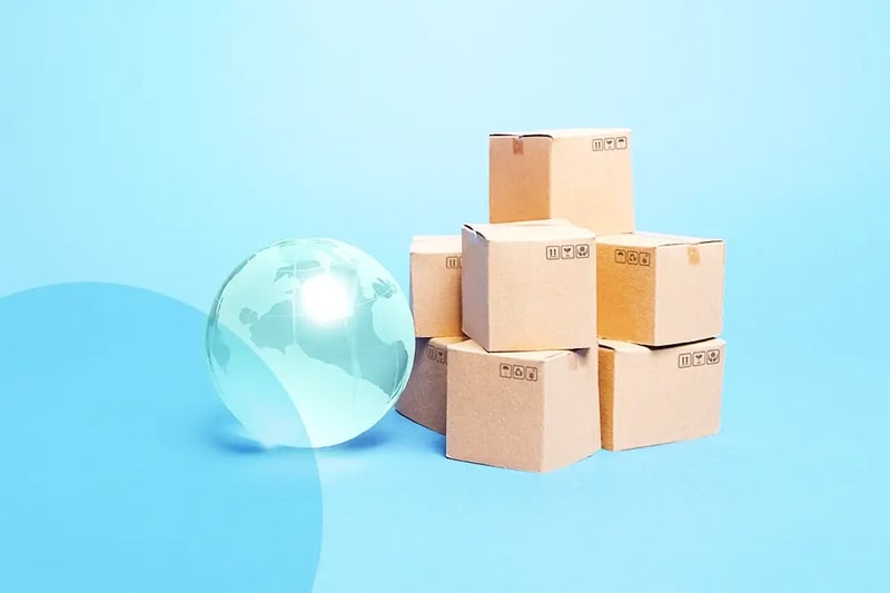 Concept de cartons de livraison et d'un globe terrestre