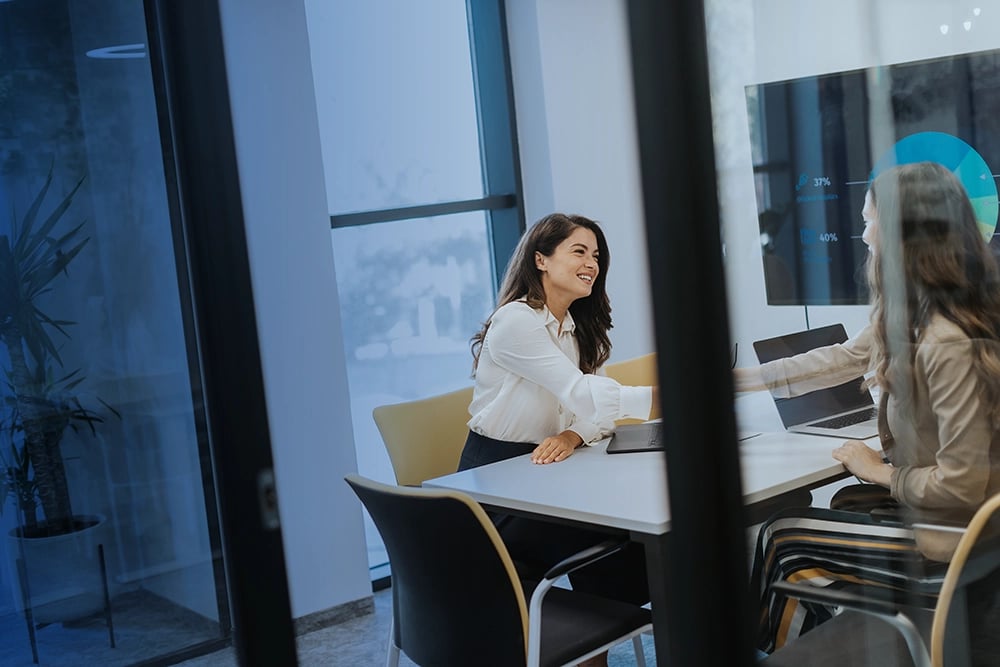 Deux femmes d'affaires qui se serrent la main dans un bureau